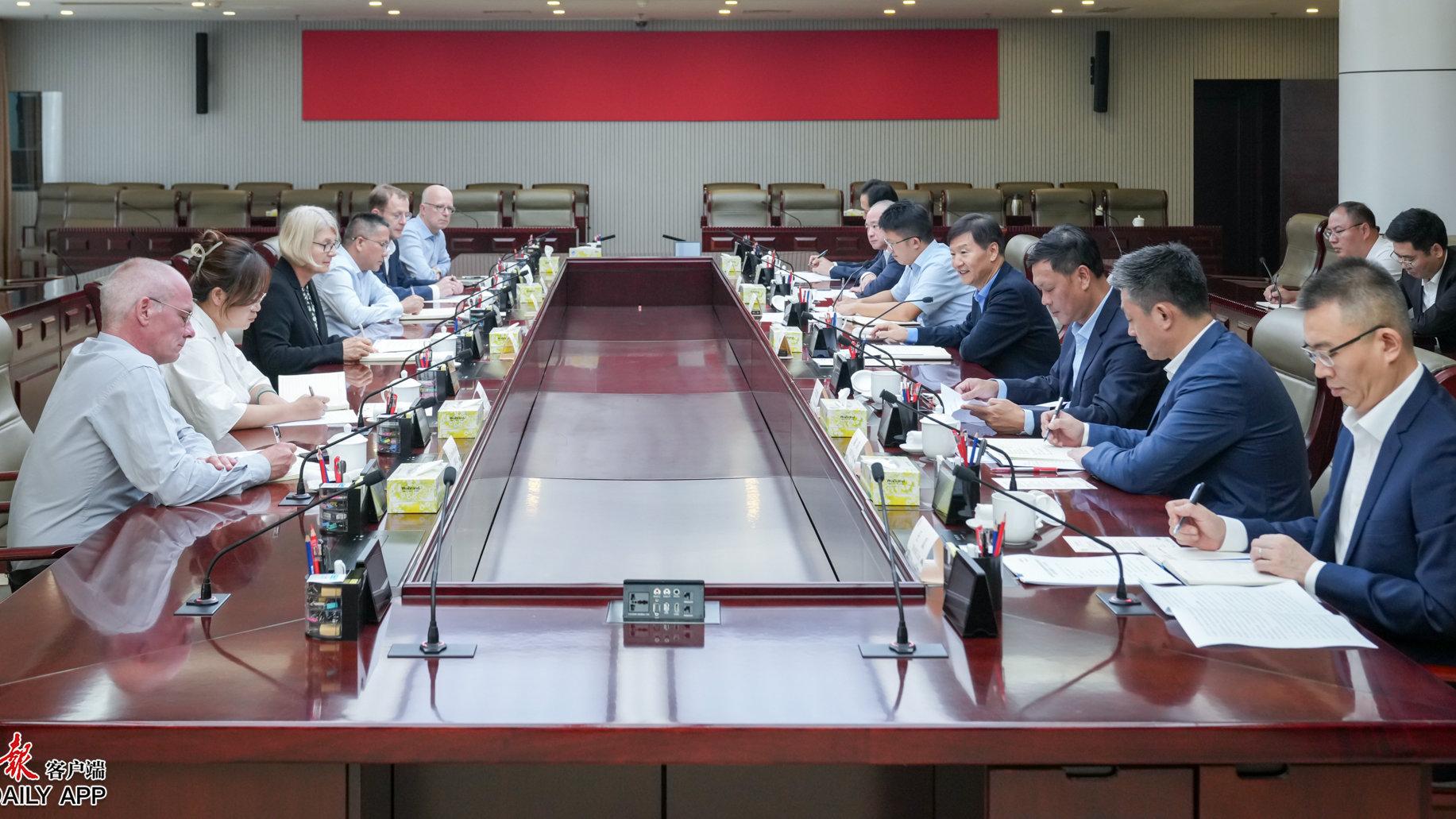 刘小明会见德国比勒费尔德应用科学大学校长施沃茵